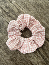 Load image into Gallery viewer, 💕musky pink gingham scrunchie
