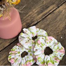 Load image into Gallery viewer, Scrunchies x3

