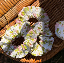 Load image into Gallery viewer, Scrunchies x3
