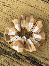 Load image into Gallery viewer, 🤎 brown check scrunchie
